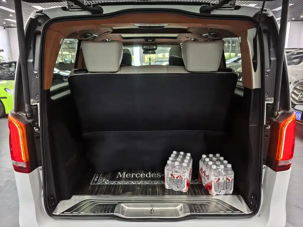 Mercedes-Benz V-Class 2018 — фото 13