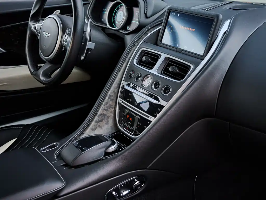 Aston Martin DB11 2021 — фото 14