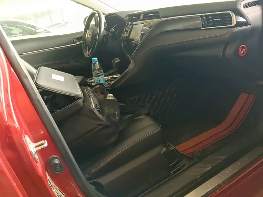 Toyota Camry 2018 — фото 25