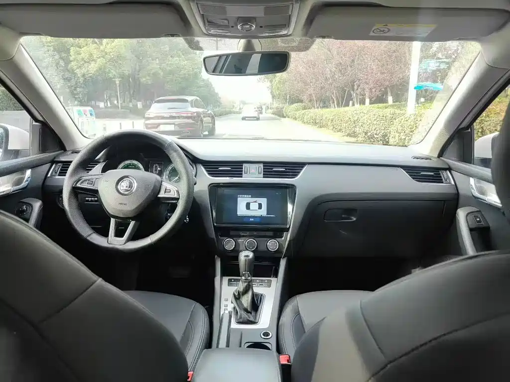 Skoda Octavia 2021 — фото 9