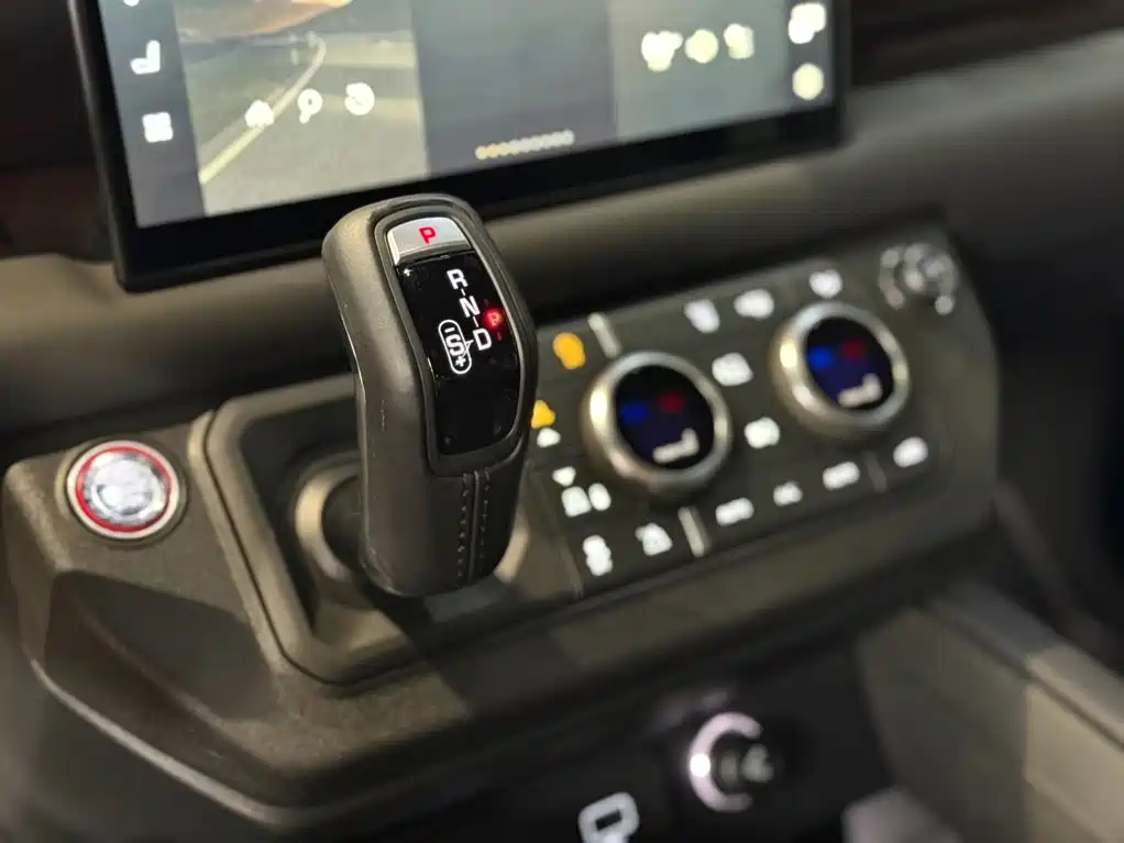 Land Rover Defender 2024 — фото 10