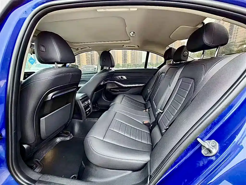 BMW 3 Series 2019 — фото 10