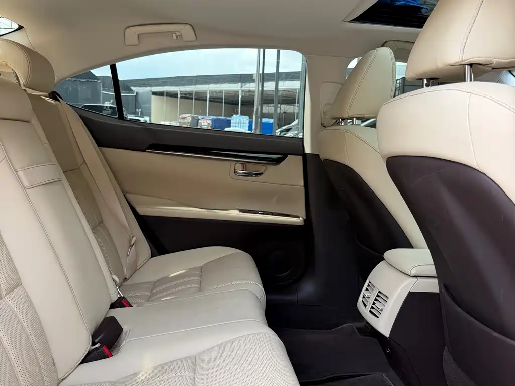 Lexus ES 2015 — фото 10
