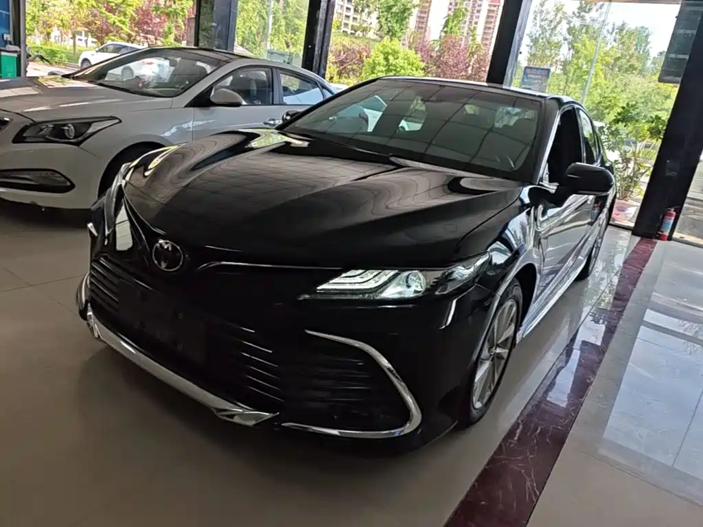 Toyota Camry 2023 — фото 1