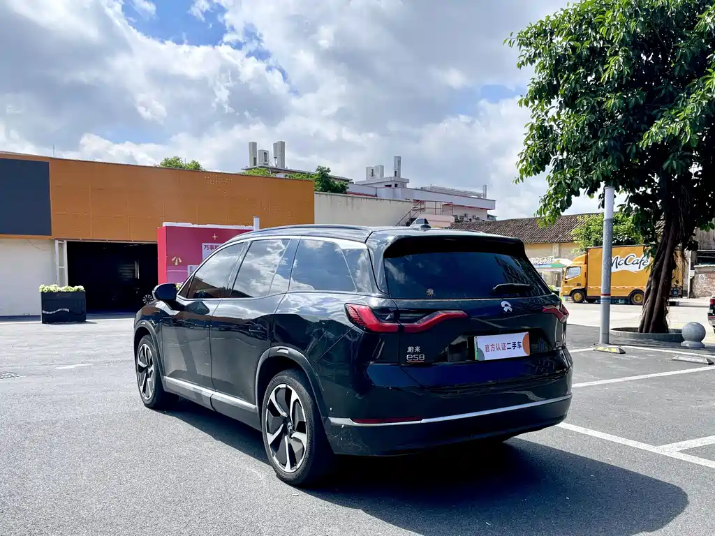 NIO ES8 2021