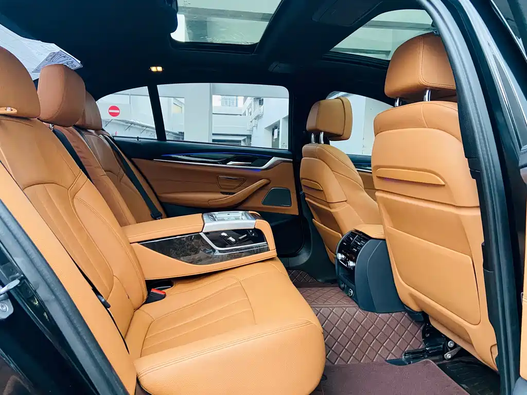 BMW 5 Series 2017 — фото 13