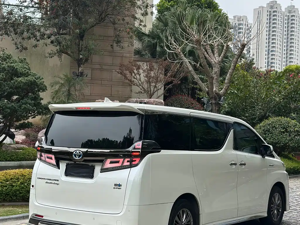 Toyota Vellfire 2023 — фото 9