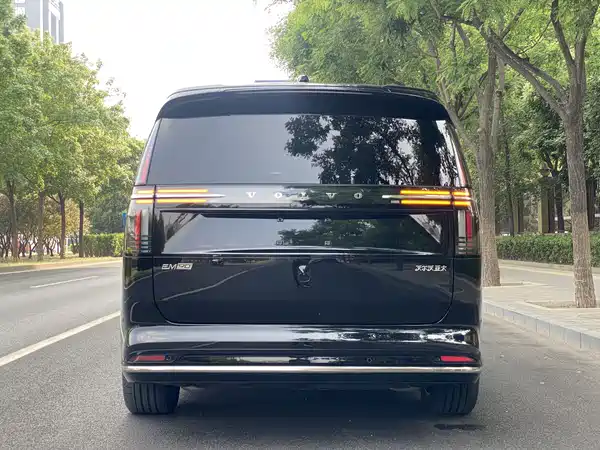 Volvo EM90 2025