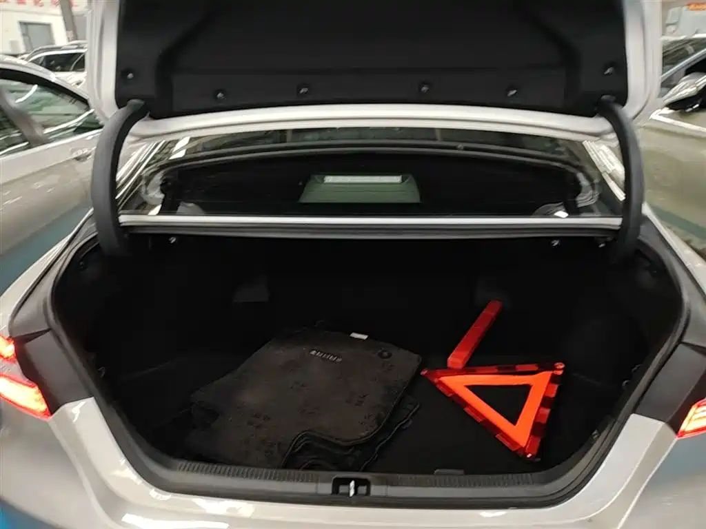 Toyota Camry 2018 — фото 19