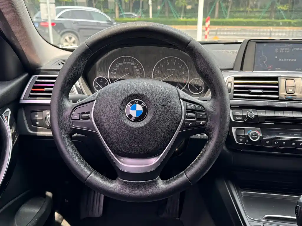 BMW 3 Series 2017 — фото 16