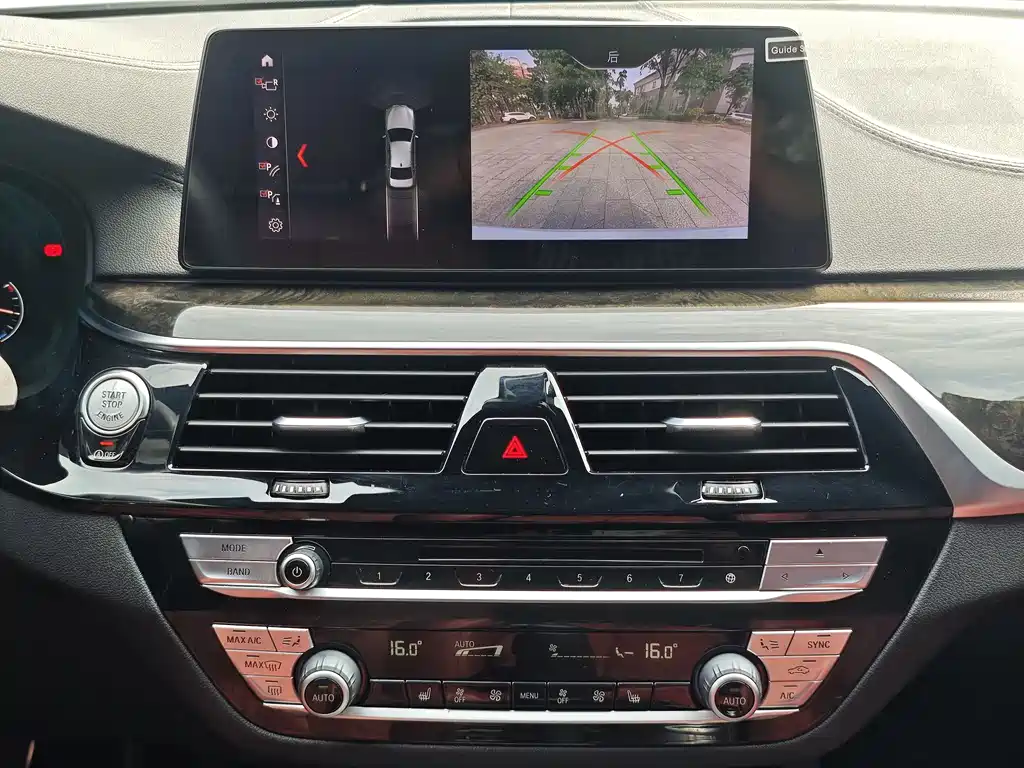 BMW 5 Series 2019 — фото 19