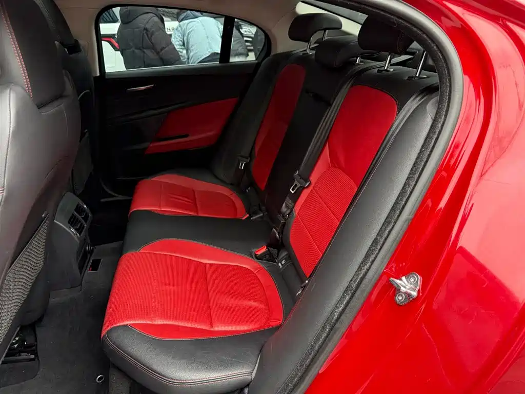 Jaguar XE 2017 — фото 10