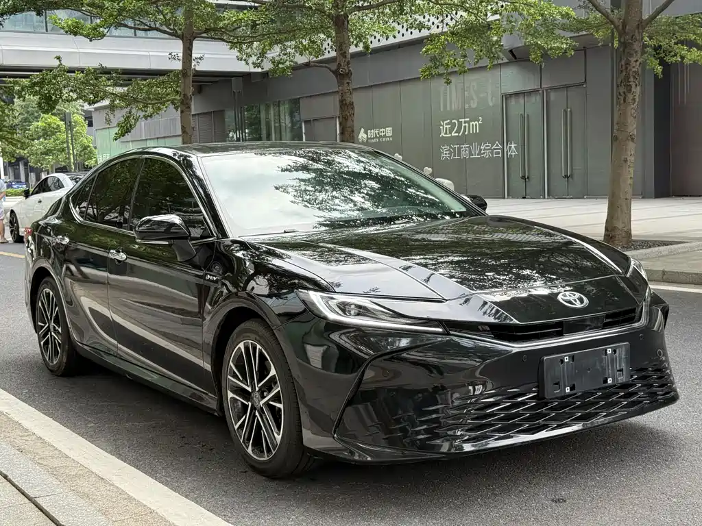Toyota Camry 2025 — фото 1