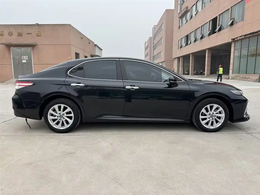 Toyota Camry 2022 — фото 5