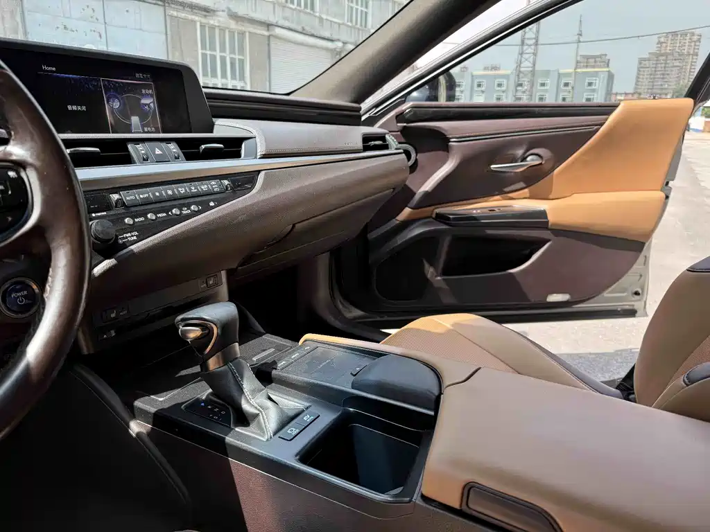 Lexus ES 2019 — фото 10