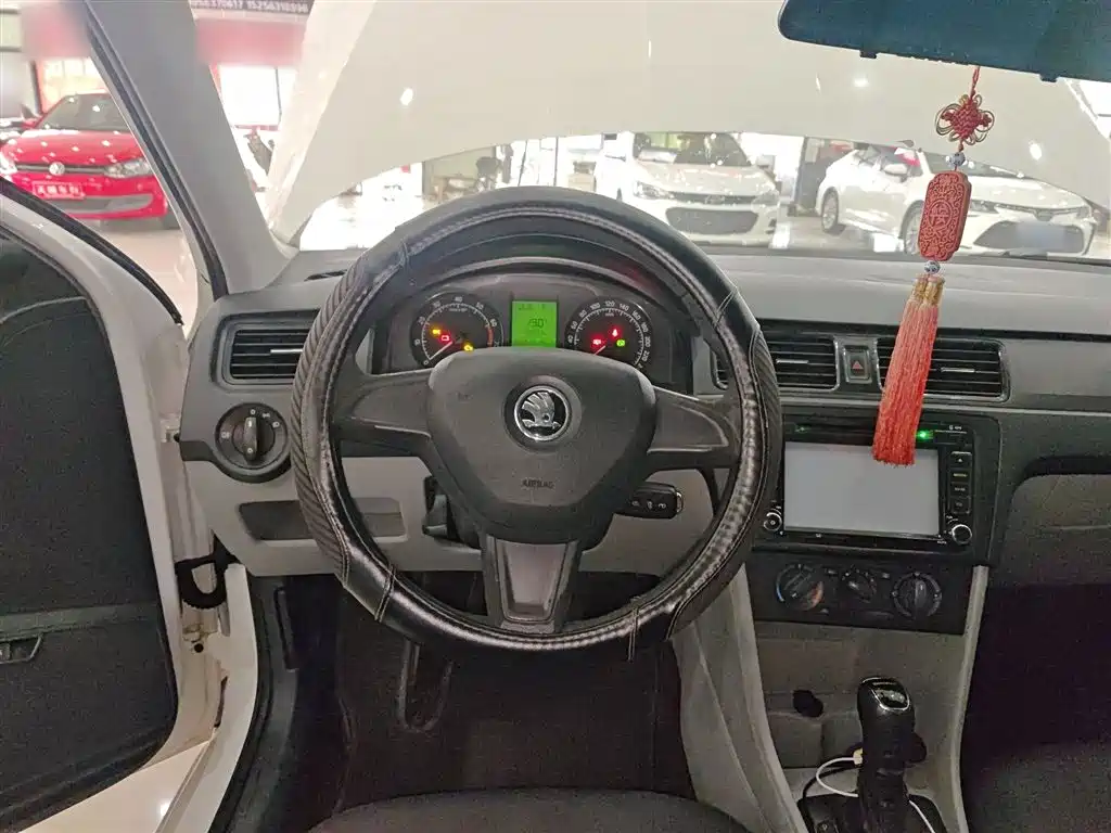 Skoda Rapid 2014 — фото 11