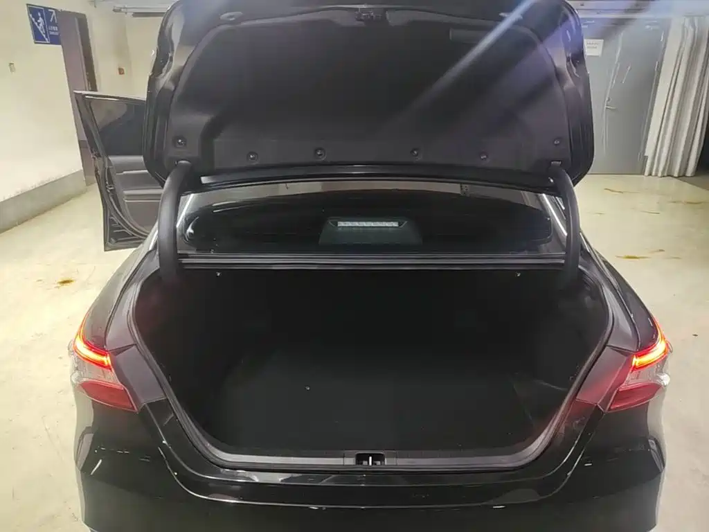 Toyota Camry 2023 — фото 19