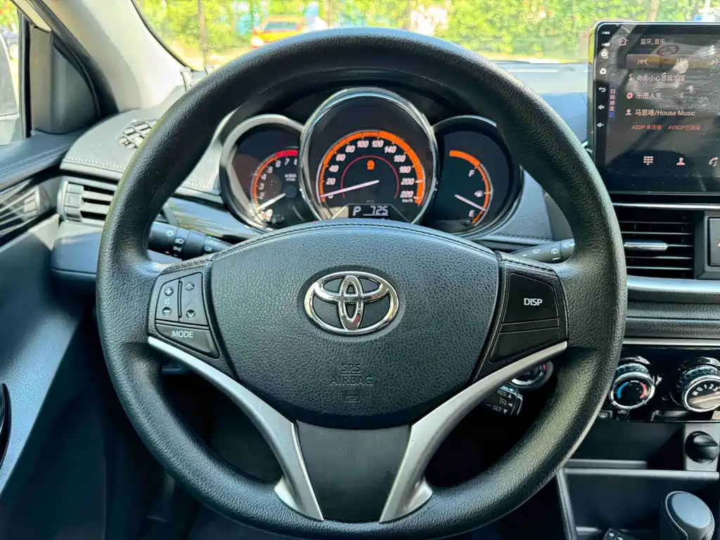 Toyota Yaris L 2023 — фото 13