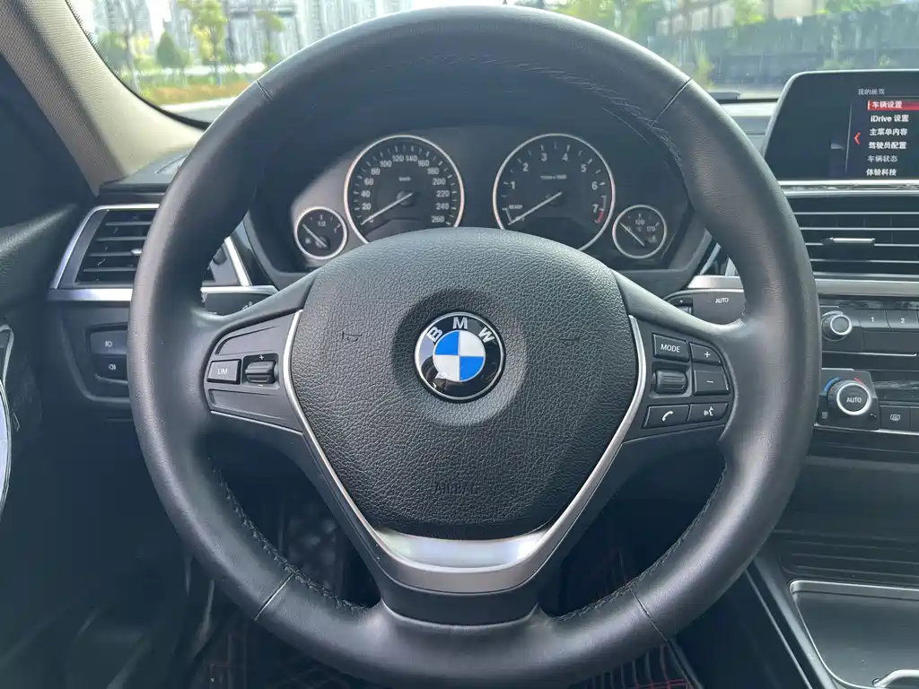 BMW 3 Series 2018 — фото 16