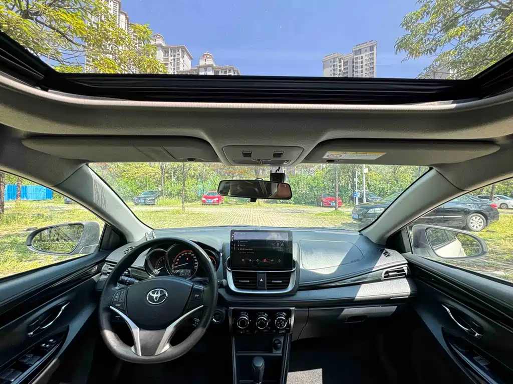 Toyota Yaris L 2023 — фото 16