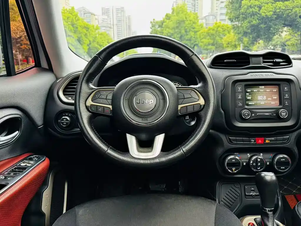 Jeep Renegade 2017 — фото 16