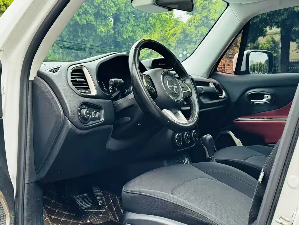 Jeep Renegade 2017 — фото 12