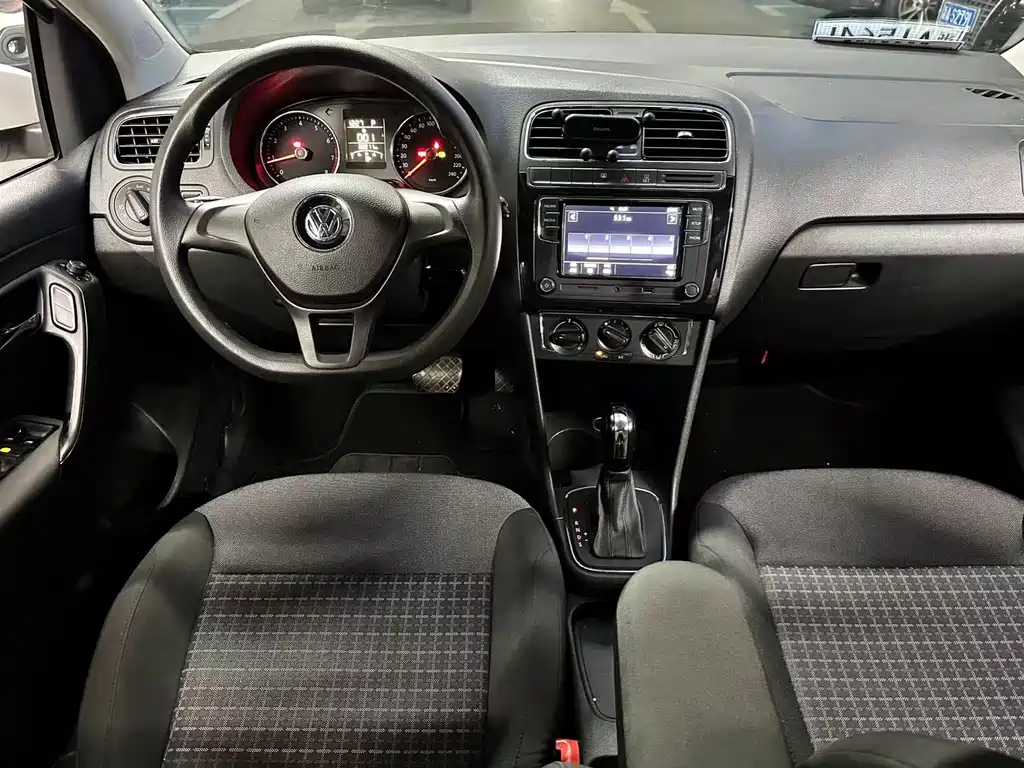 Volkswagen Polo 2015 — фото 16