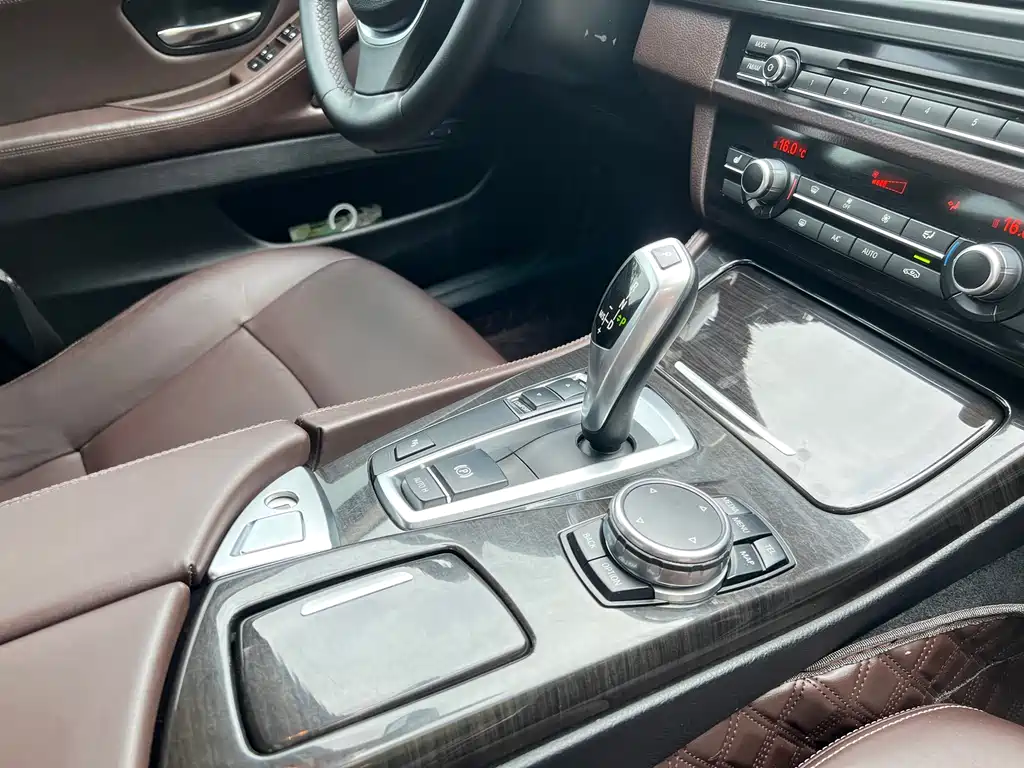 BMW 5 Series 2017 — фото 14