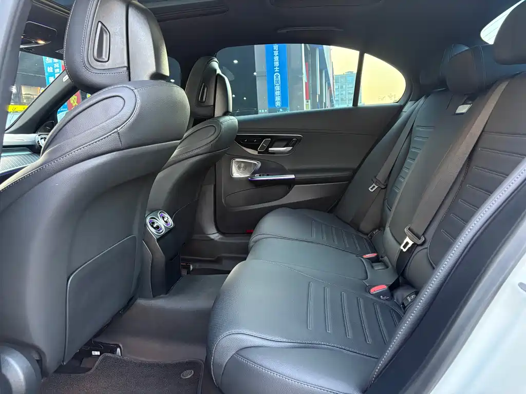 Mercedes-Benz C-Class 2025 — фото 12