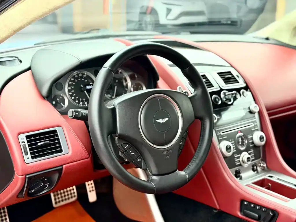 Aston Martin DB9 2011 — фото 16