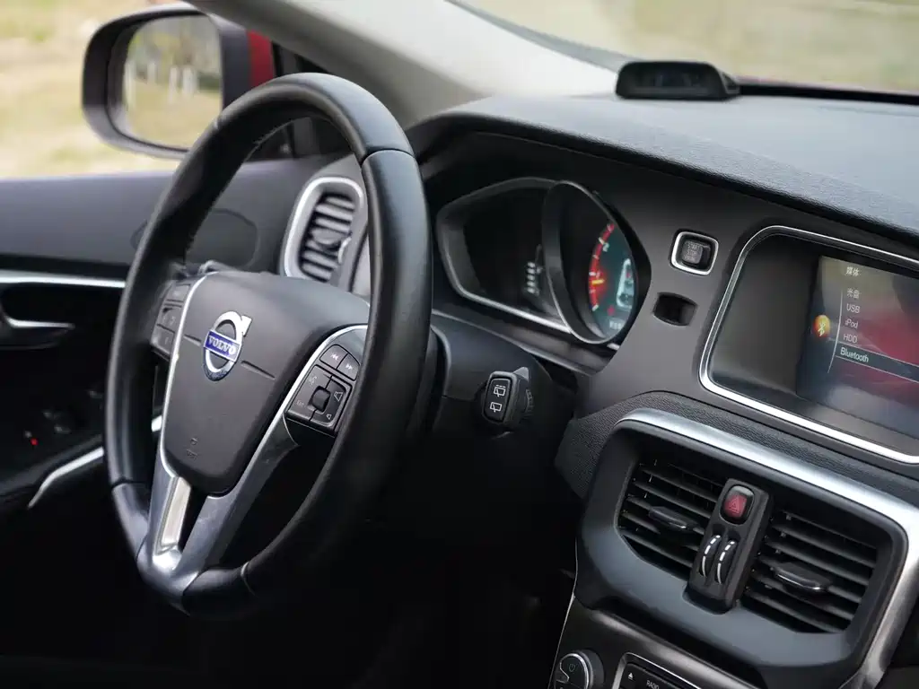 Volvo V40 2015 — фото 12