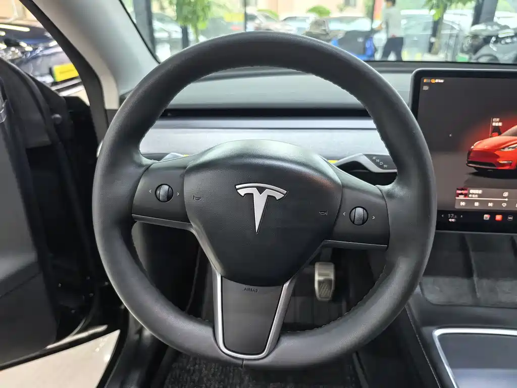Tesla Model Y 2024 — фото 9