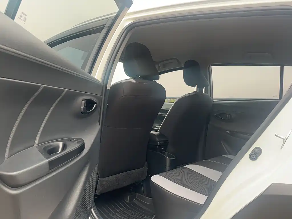 Toyota Yaris L 2022 — фото 18