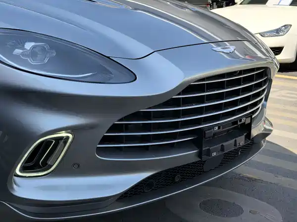 Aston Martin DBX 2023