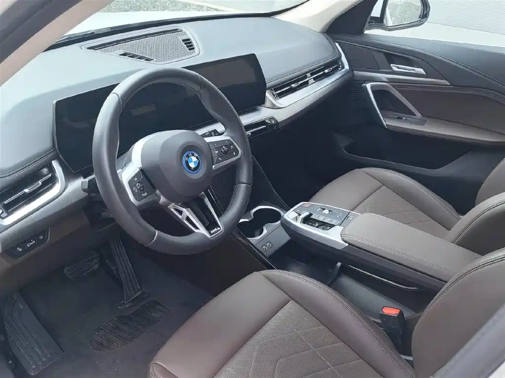 BMW iX1 2025 — фото 9