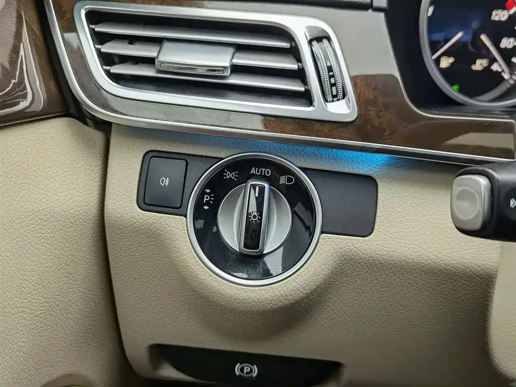 Mercedes-Benz E-Class 2015 — фото 21