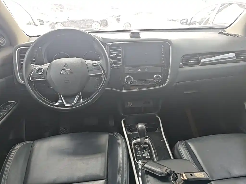 Mitsubishi Outlander 2020 — фото 16