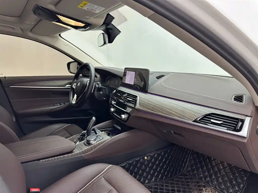 BMW 5 Series 2023 — фото 11