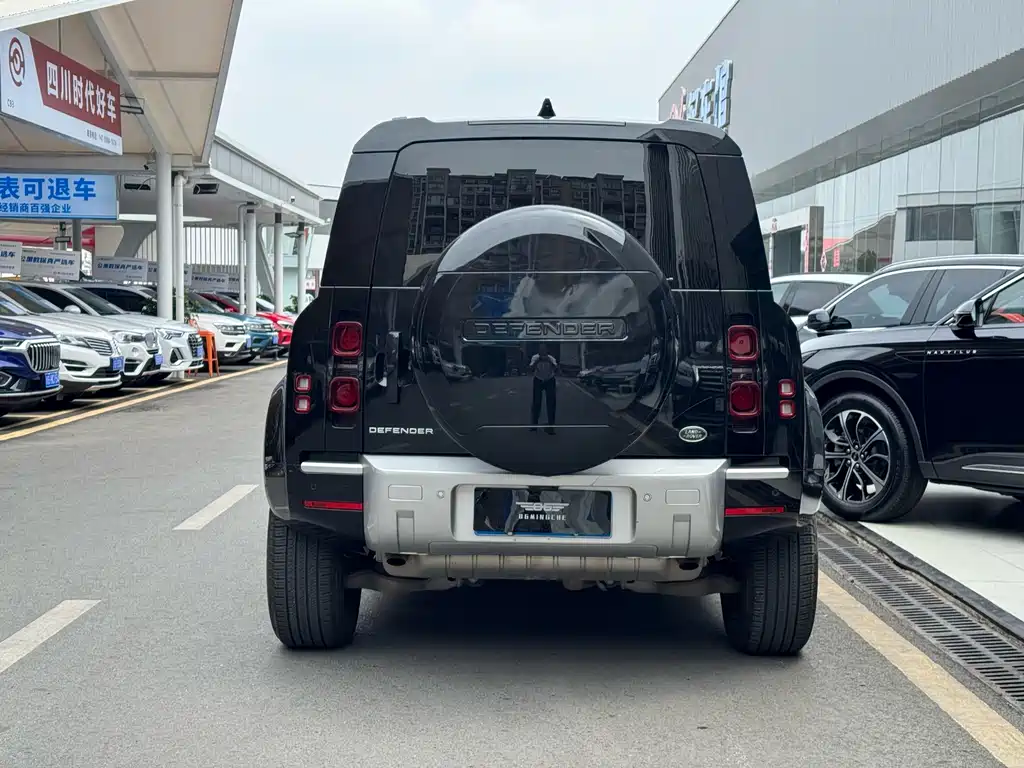 Land Rover Defender 2024