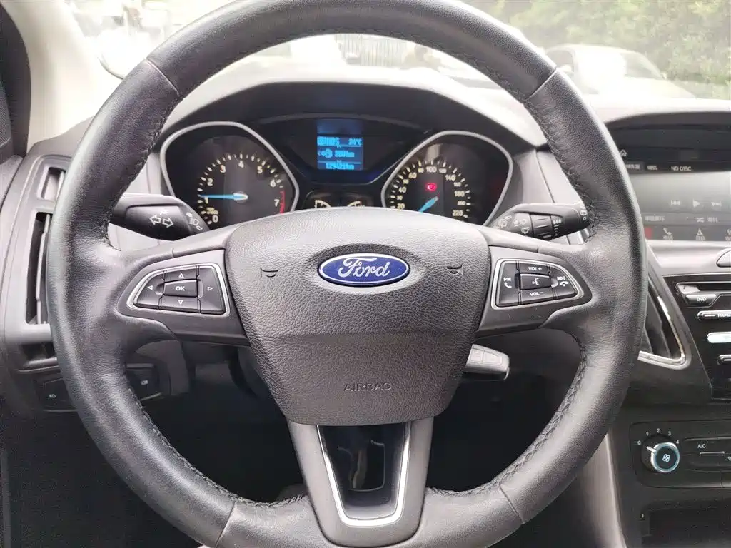 Ford Focus 2017 — фото 11