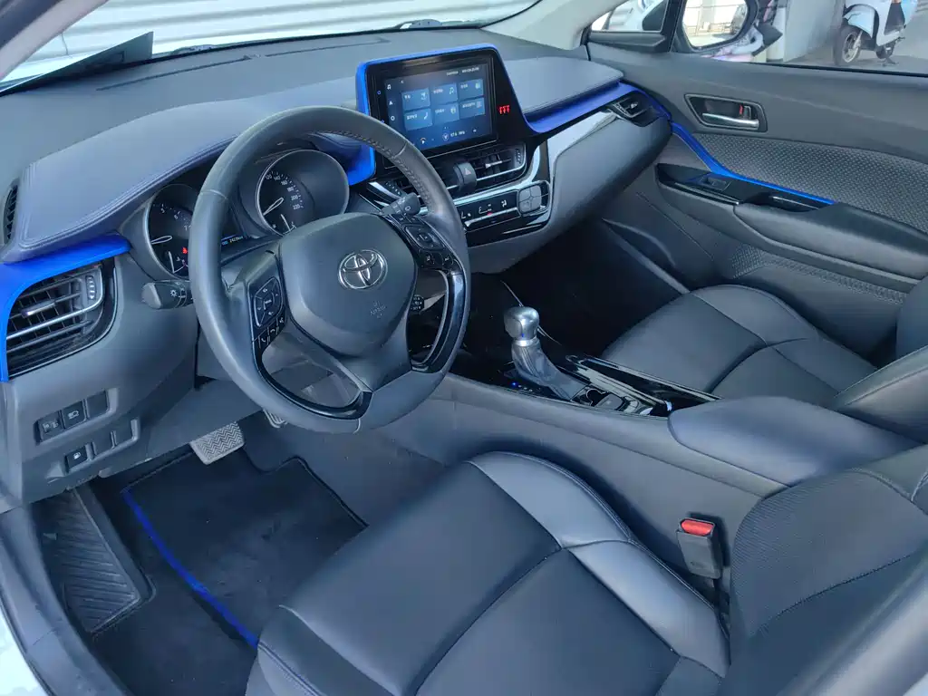 Toyota C-HR 2023 — фото 6