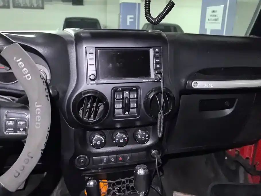Jeep Wrangler 2016 — фото 13