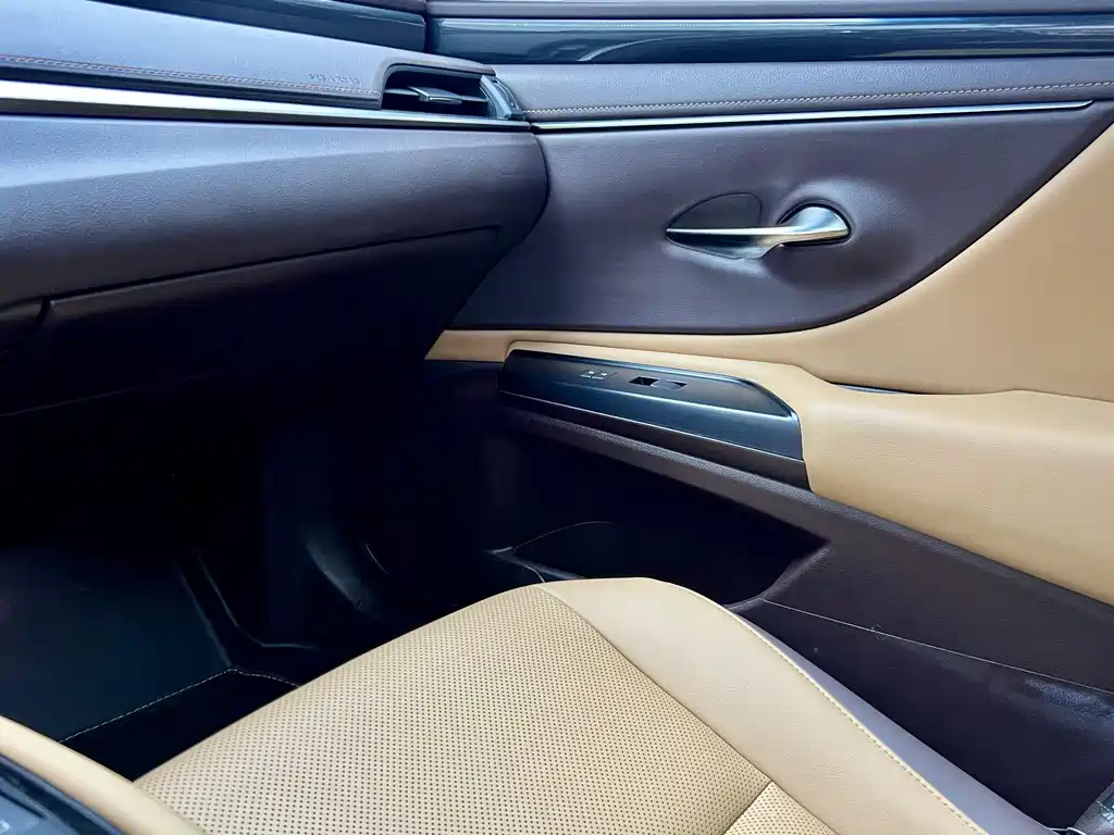 Lexus ES 2018 — фото 23