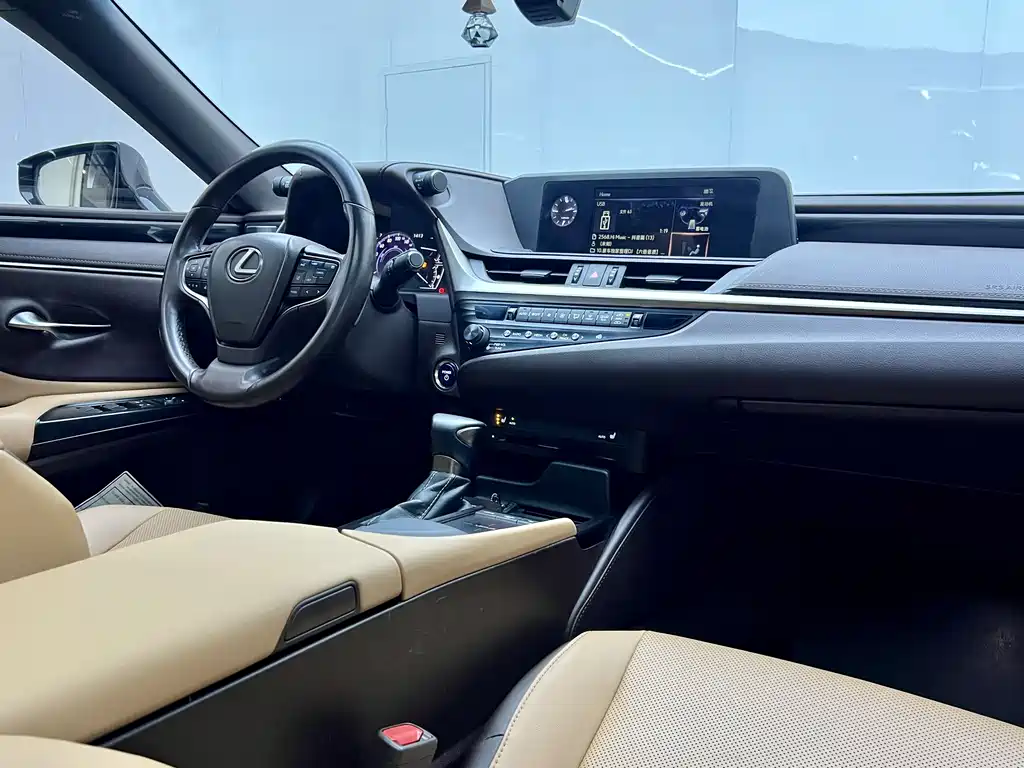 Lexus ES 2018 — фото 15