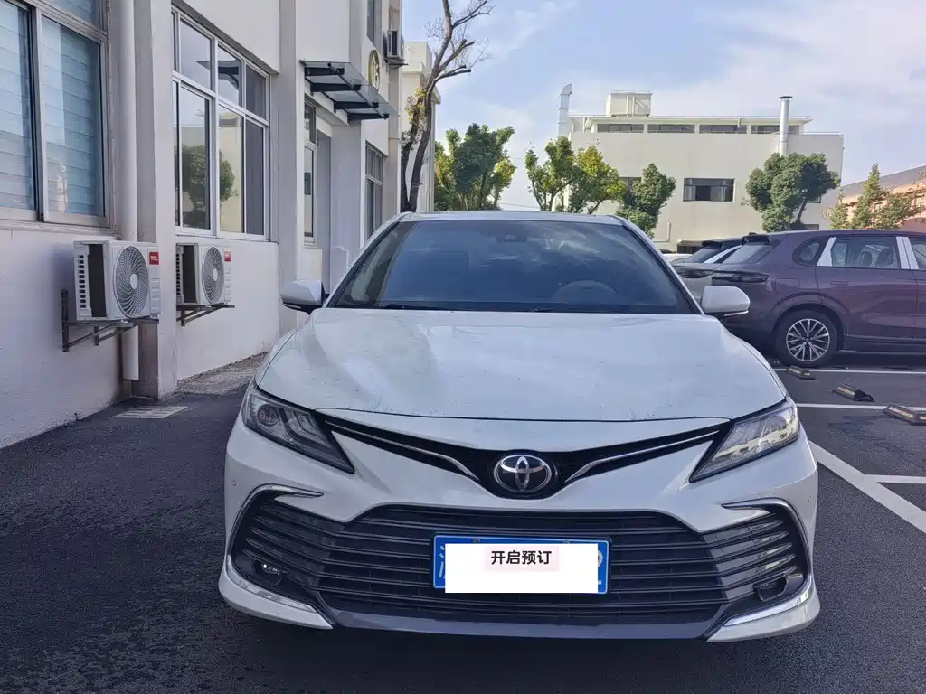 Toyota Camry 2022 — фото 1