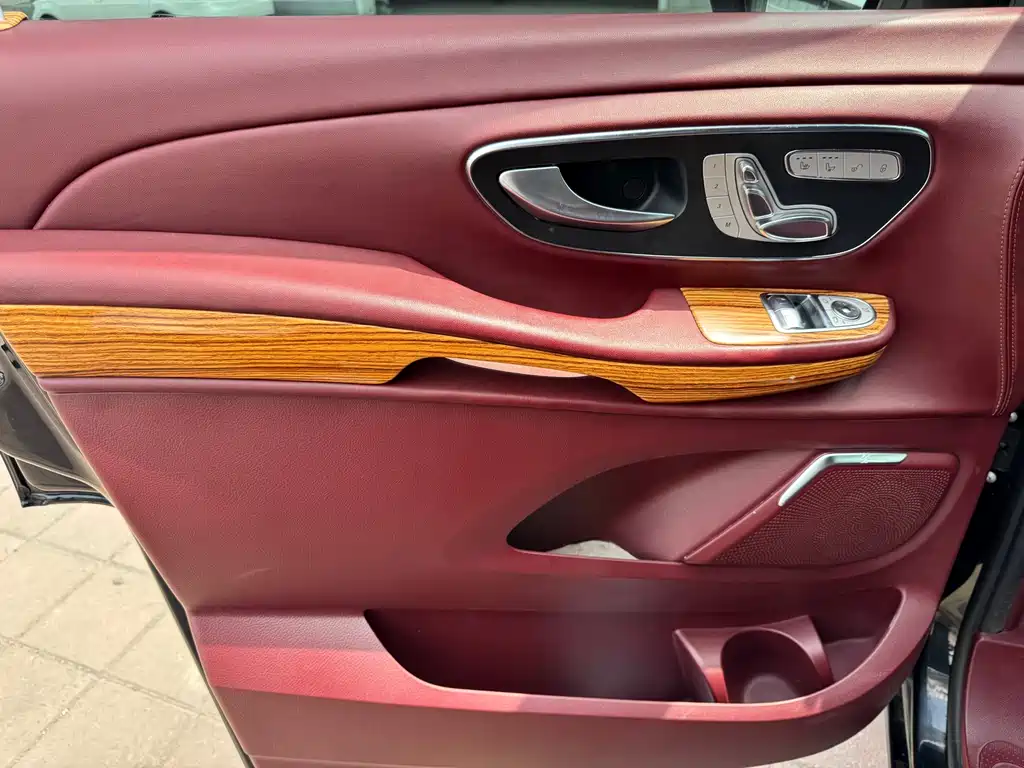 Mercedes-Benz V-Class 2019 — фото 16