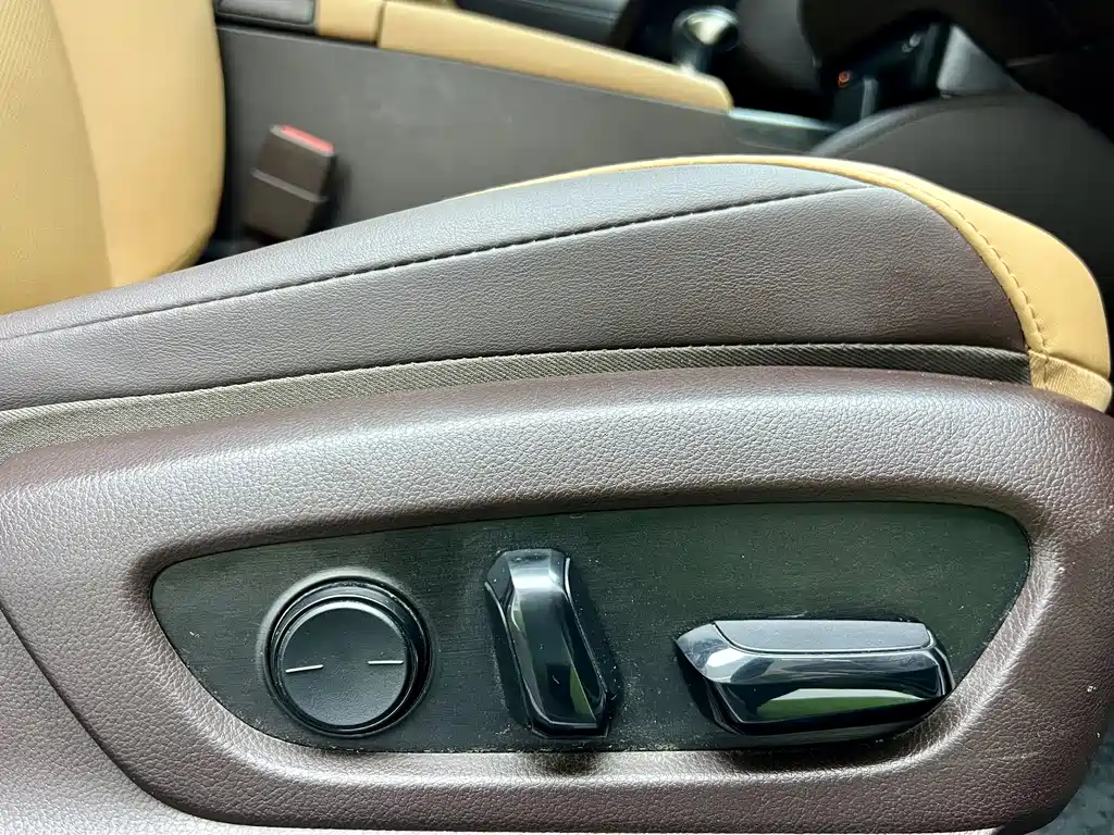 Lexus ES 2018 — фото 14
