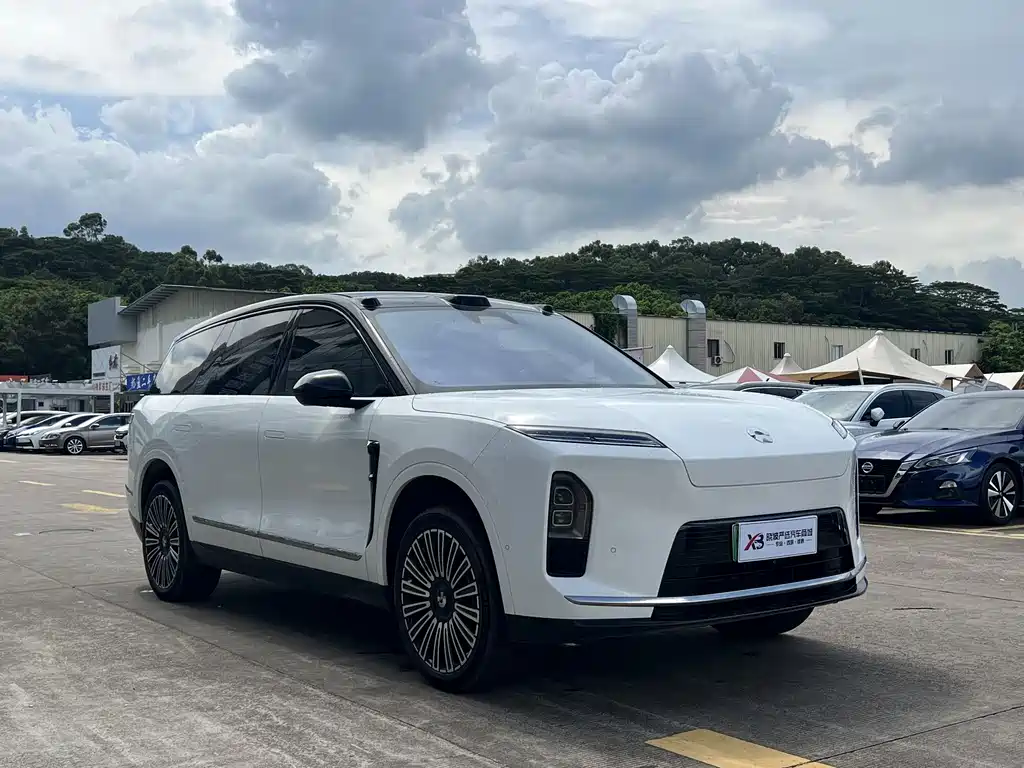 NIO ES8 2025