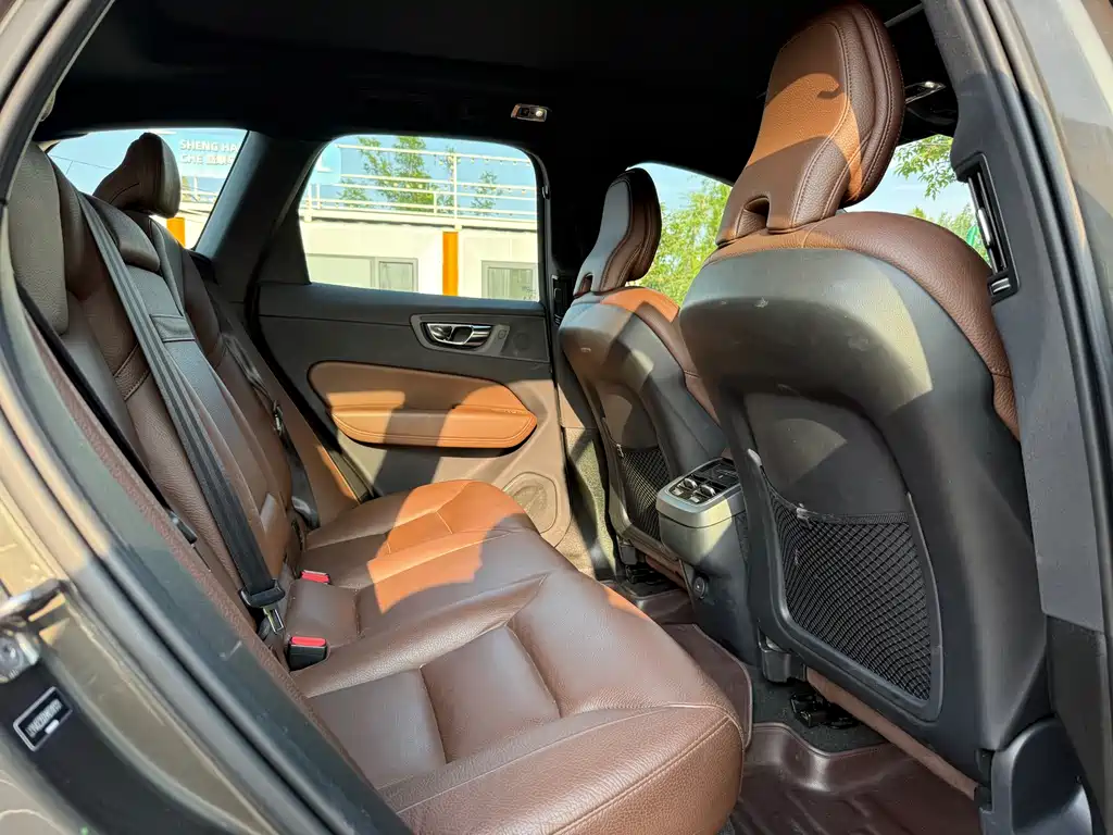 Volvo XC60 2021 — фото 12