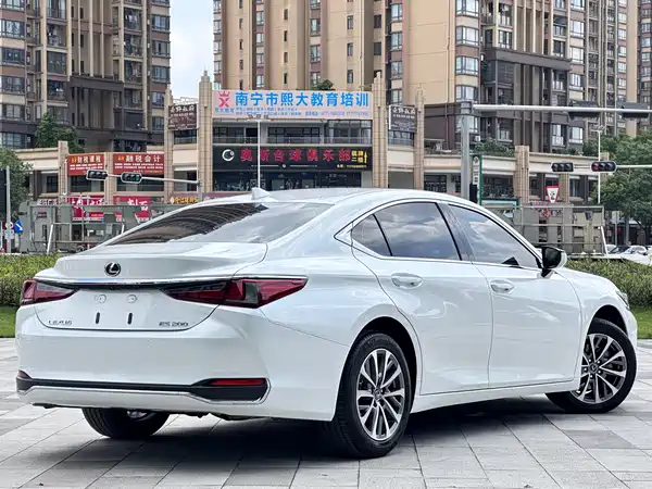 Lexus ES 2024